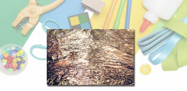   החומרים: נייר אלומיניום קרטון (או בריסטול עבה מאוד) קערית פלסטיק קטנה צבעי אקריל נוזל לרחיצת כלים מברשת ציור מקלות ארטיק     אופן ההכנה: לעטוף את פיסת הקרטון (או […]